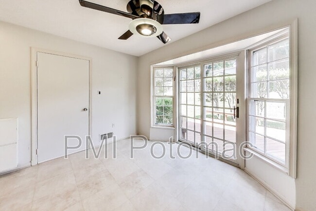 Building Photo - 1718 Crestview Dr