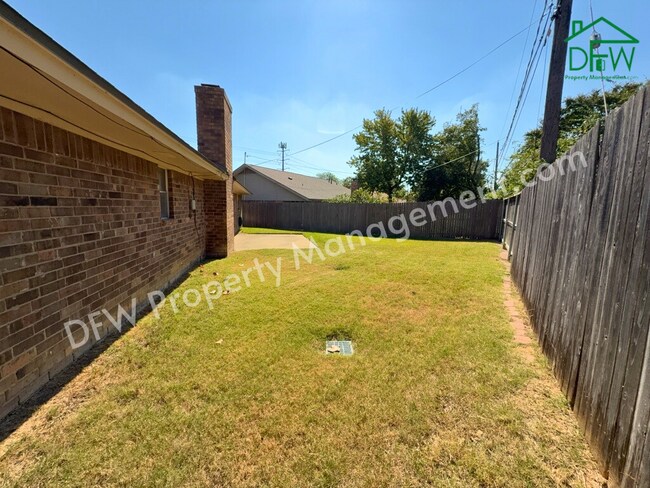 Building Photo - Charming 3-Bedroom Home with Fenced Backyard & Fireplace in Arlington!
