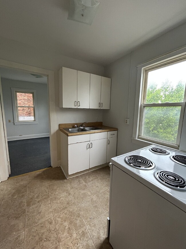 Building Photo - Move In Special- Move in 5/29 and get 1/2 off first months rent! 1 Bedroom 1 Bathroom Apartment i...