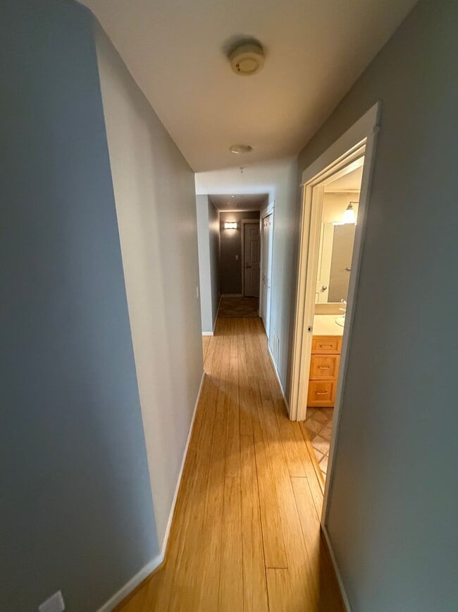 Building Photo - Tastefully Updated 2bd 2bath Queen Anne Condo for Rent!