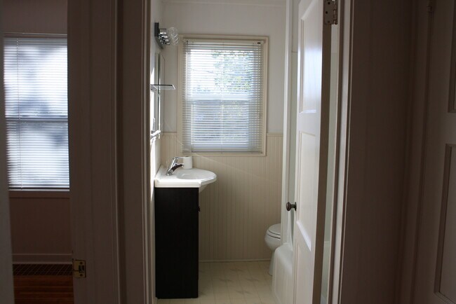 Building Photo - 2 Blocks from the river!!