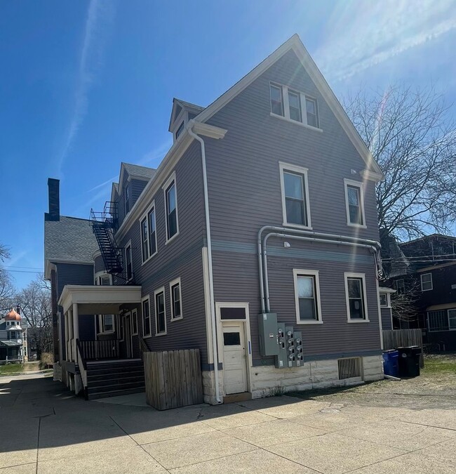 Building Photo - Beautiful Victorian One Bedroom Suites