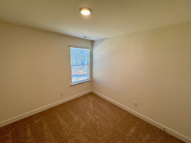 Building Photo - The Grove at Neill's Pointe