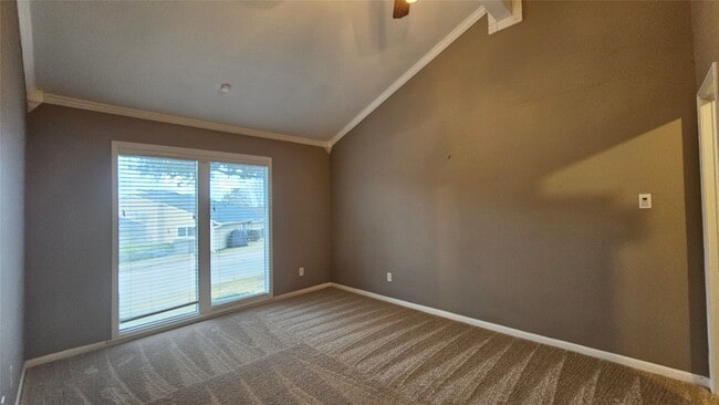 Building Photo - 33 April Point Dr N