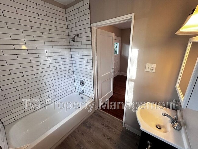 Building Photo - 2561 Rosselle St