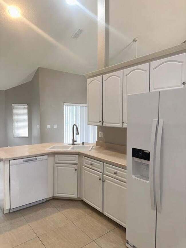 Building Photo - Pool home for rent !
