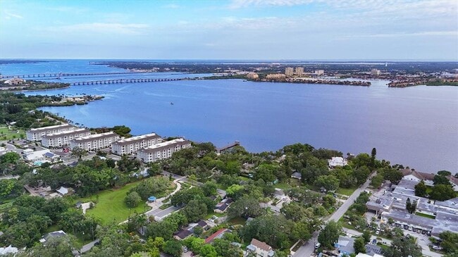 Building Photo - 210 15th St E