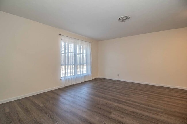 Building Photo - SOUTH HILLS Home on Large Corner Lot!!!!