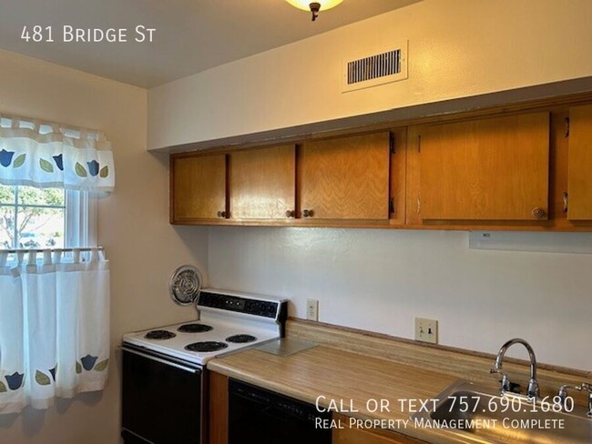 Building Photo - 2 BR, 1.5 BA, 1,028 SF townhouse located i...