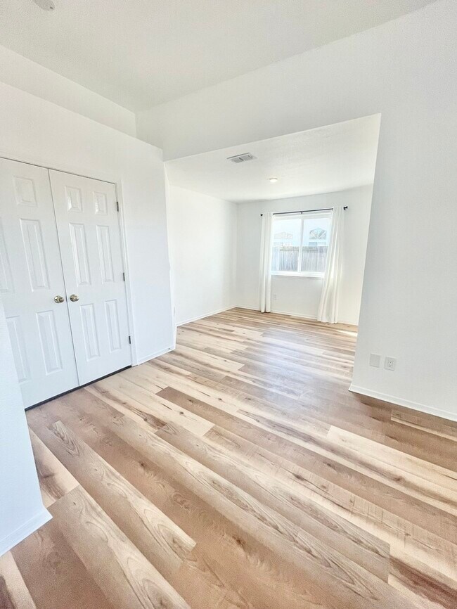 Building Photo - Stunning newly remodeled 3 bedroom 2 bathroom home!