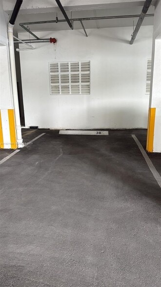 Building Photo - 9381 E Bay Harbor Dr