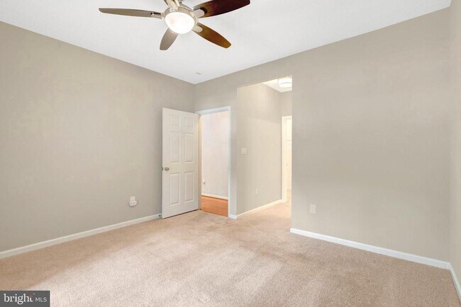 Building Photo - 1701 Lake Shore Crest Dr