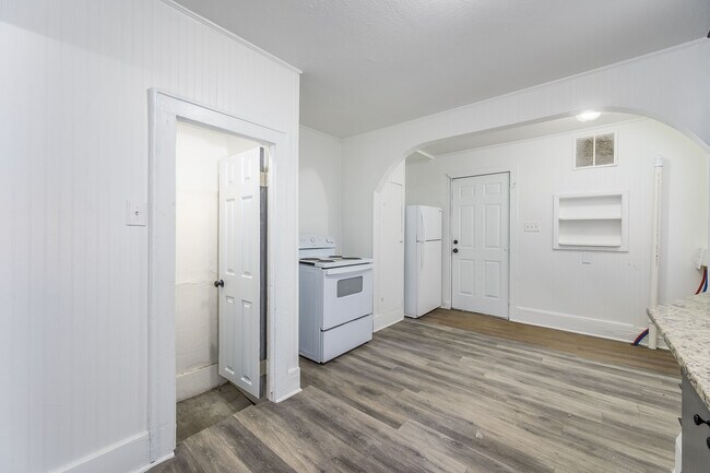 Building Photo - 1825 S Topeka Ave