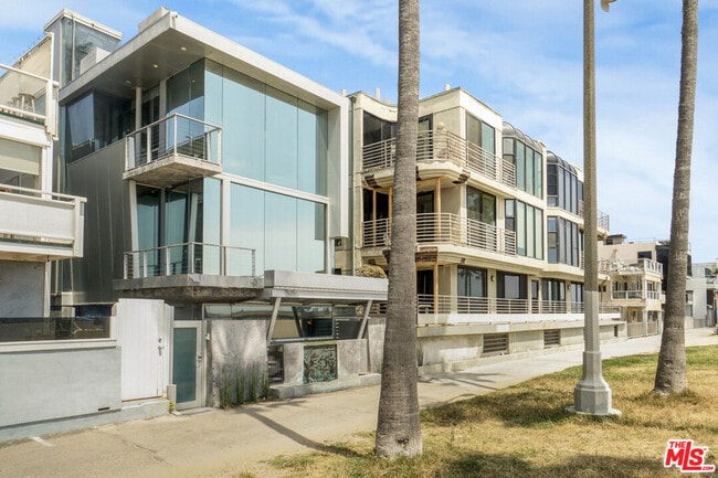 Building Photo - 2911 Ocean Front Walk