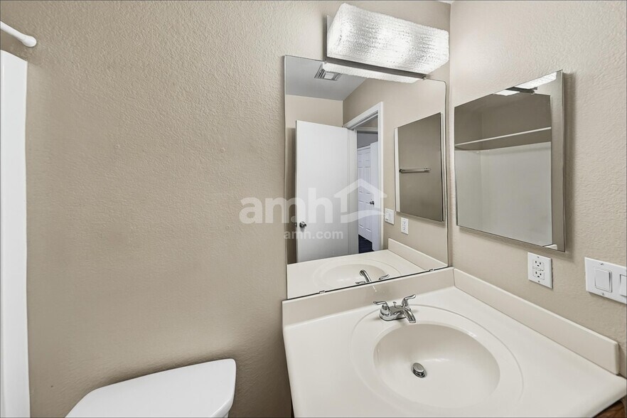 Building Photo - 16425 N 113th Dr