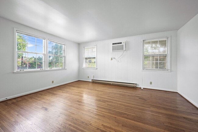 Building Photo - Amazing 2BR/1BA in the Heart of Hillsboro ...