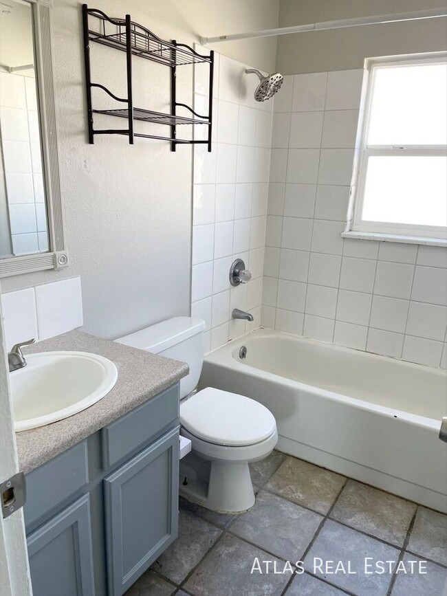 Building Photo - Huge, Open Floorplan with Washer / Dryer I...