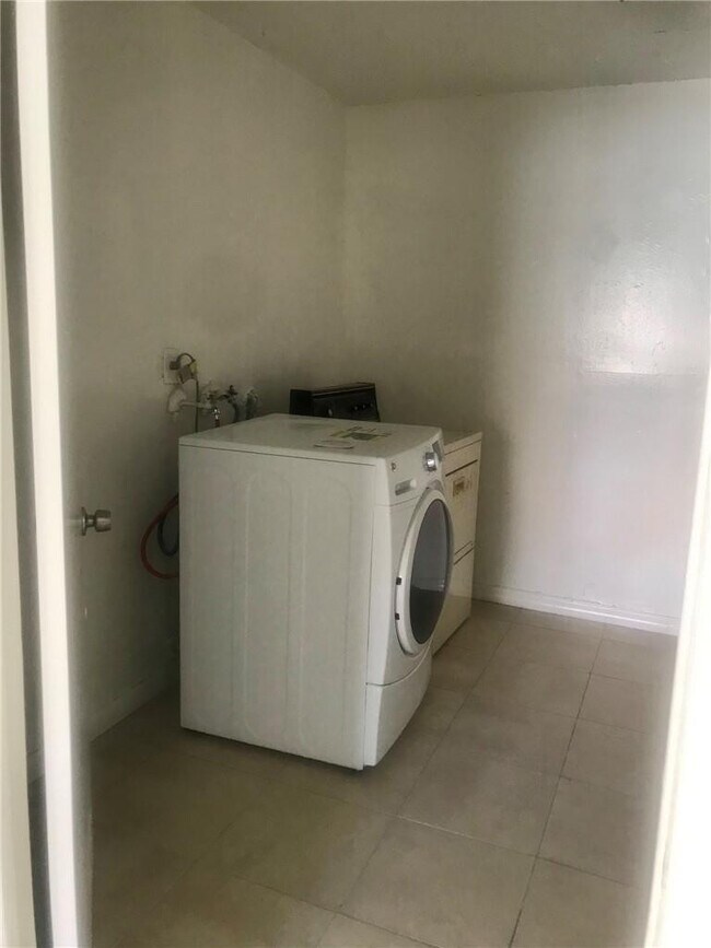 Building Photo - 1038 NW 8th Ave