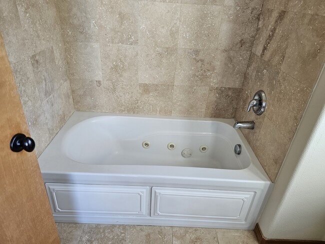 Building Photo - 511 NE 84th Cir