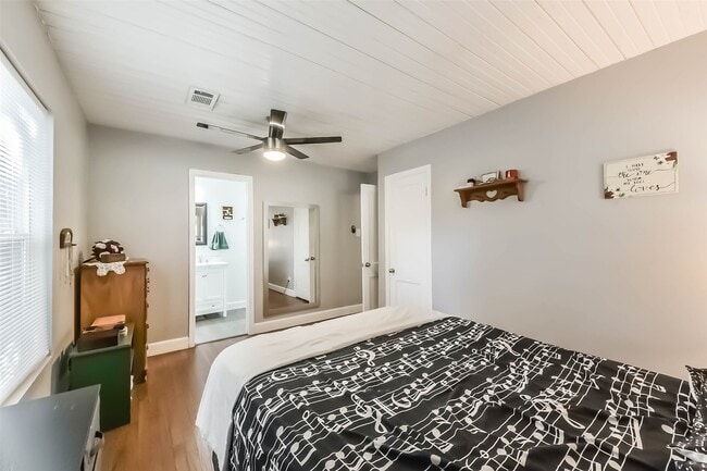 Building Photo - 1102 W Hart Ave