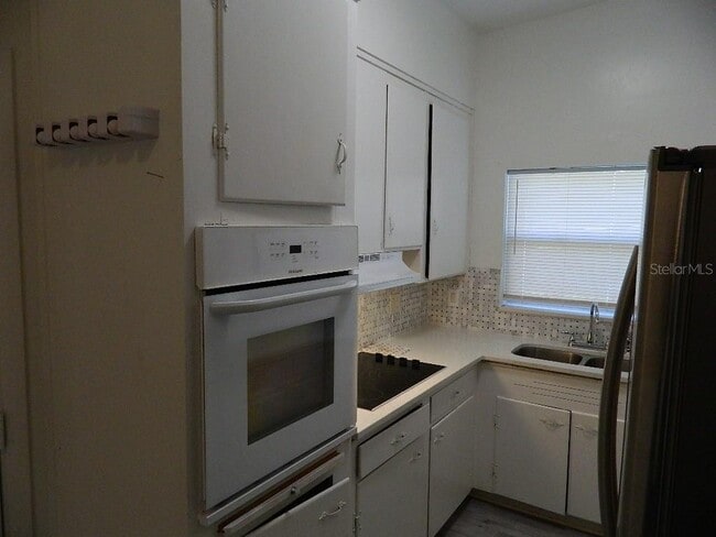 Building Photo - 944 Kensington Dr