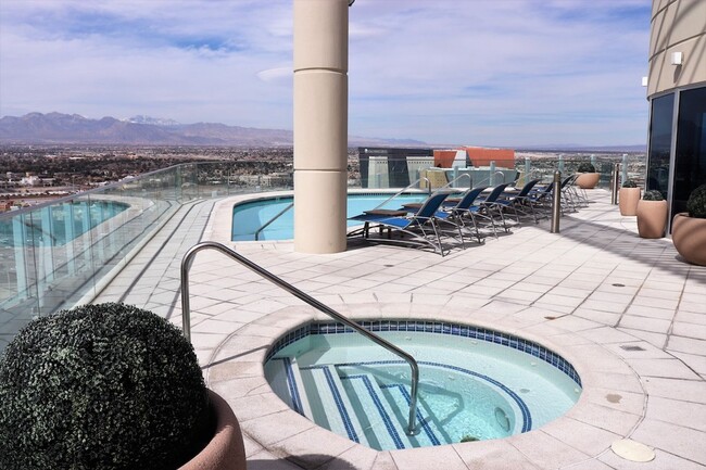 Building Photo - Unfurnished Downtown Hi-Rise Loft near the...