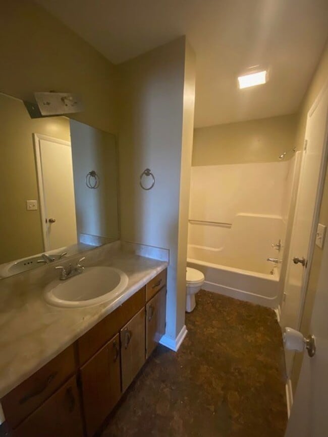 Building Photo - Cute 2 bedroom 1 1/2 bath townhome
