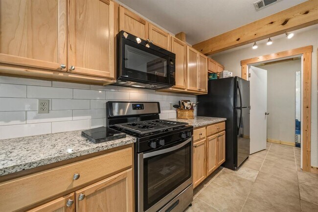 Building Photo - 513 Texas Ave