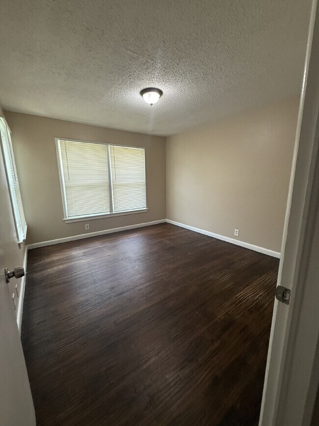 Building Photo - "Charming 4-Bedroom Dallas Retreat with 2 ...