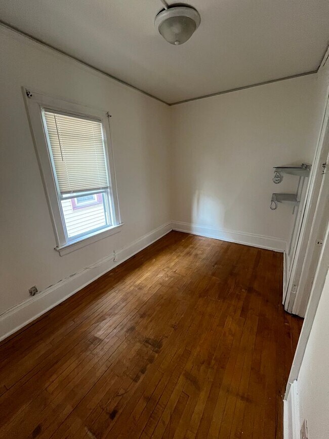 Building Photo - 2BR Upper Unit Off Brady St in the Heart o...