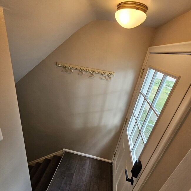 Building Photo - 3 Bedroom Bungalow w/ Hardwood Floors Clos...