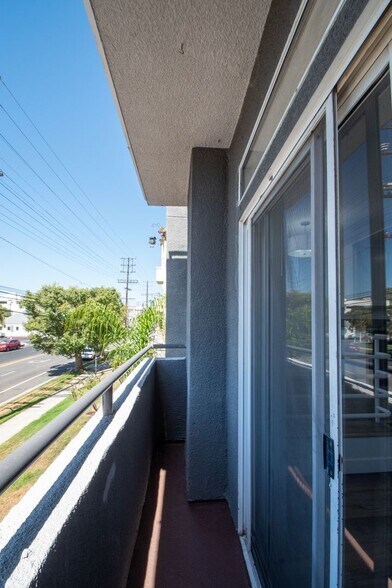 Building Photo - 11315 Moorpark St