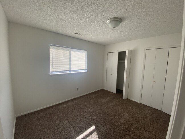 Building Photo - Cozy Condo Available NOW!