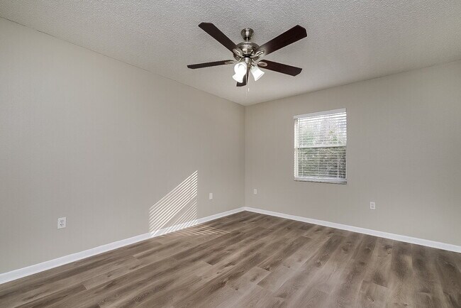 Building Photo - 10950 Kenmore Dr