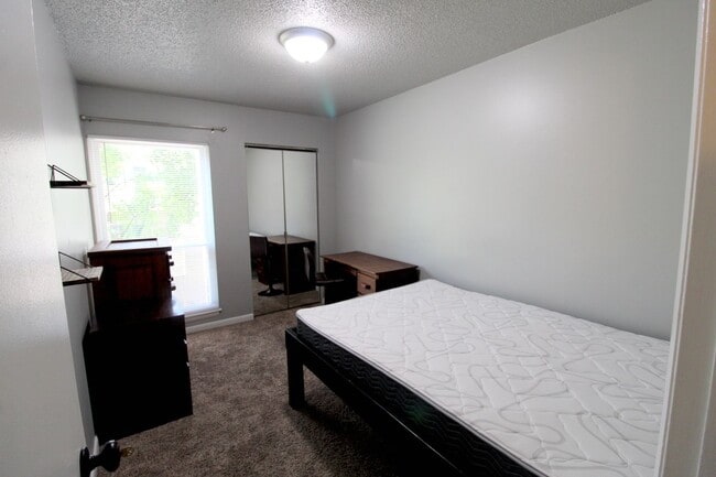 Building Photo - 1320 Bradley Dr