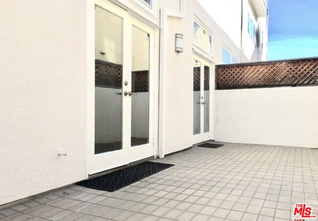 Building Photo - 431 N Doheny Dr
