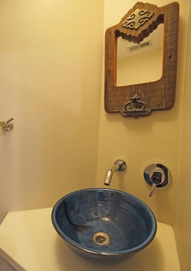 Building Photo - 307 9th St SE