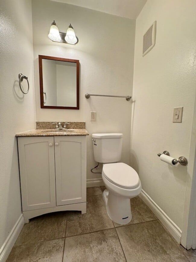Building Photo - Charming 3 Bedroom in Thousand Oaks