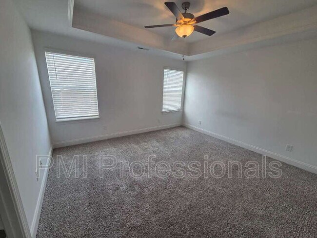 Building Photo - 923 SE Broad St