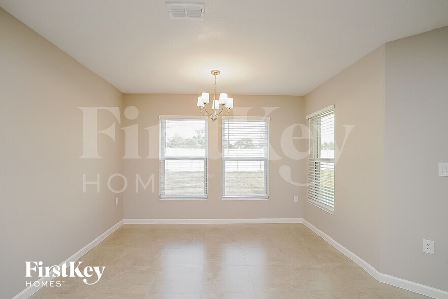 Building Photo - 429 Earhart Dr