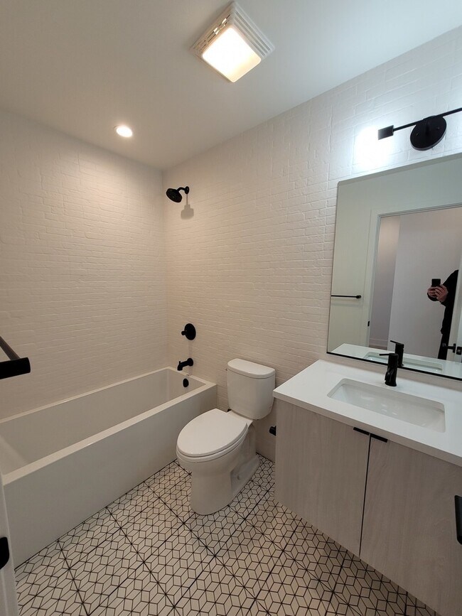 Building Photo - 1334 W Bryn Mawr Ave