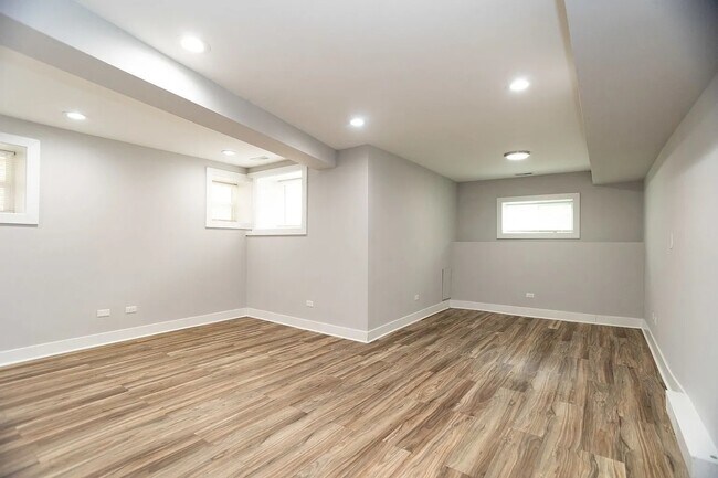 Building Photo - 4906 N Rockwell St