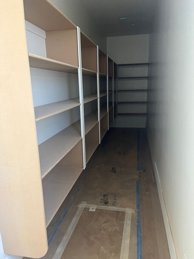 Building Photo - Gorgeous 6 bedroom with pool