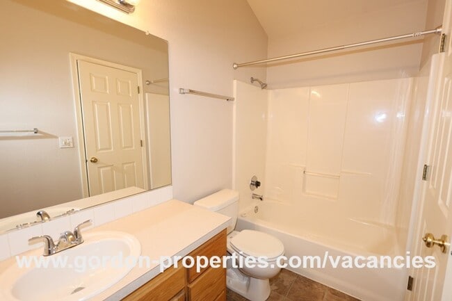 Building Photo - NE Halsey St - 2 bedroom townhouse with de...