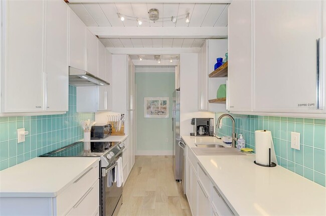 Building Photo - 5253 Avenida Del Mare