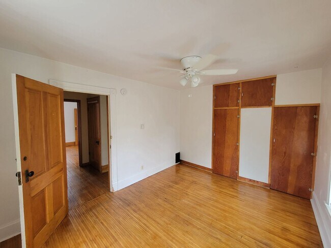 Building Photo - 5 Bedroom House in Cedar Falls