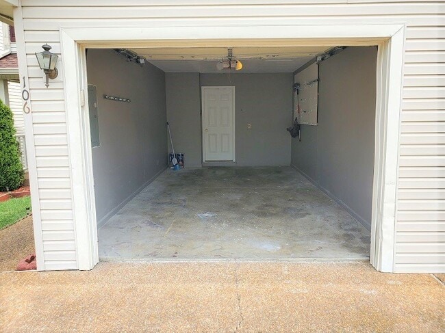 Building Photo - Spacious 3BR/2.5BA Townhouse in The Maples...