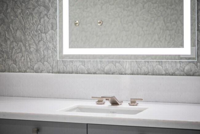 Building Photo - 6587 N Palmeraie Blvd