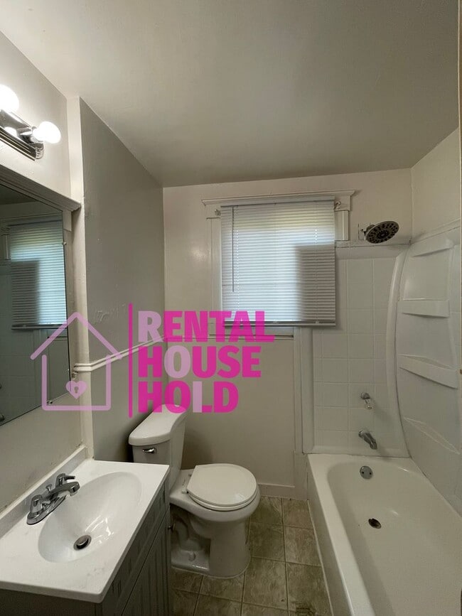 Building Photo - ~ 3 BEDROOM 1 BATH FREE PRE-SCREEN