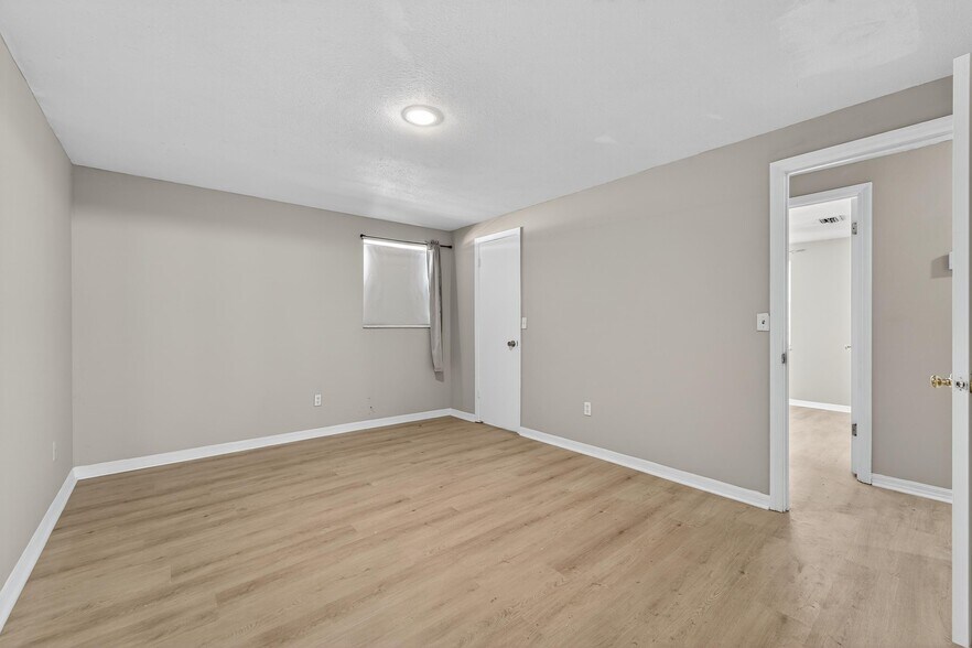 Building Photo - 1712 Village Ct